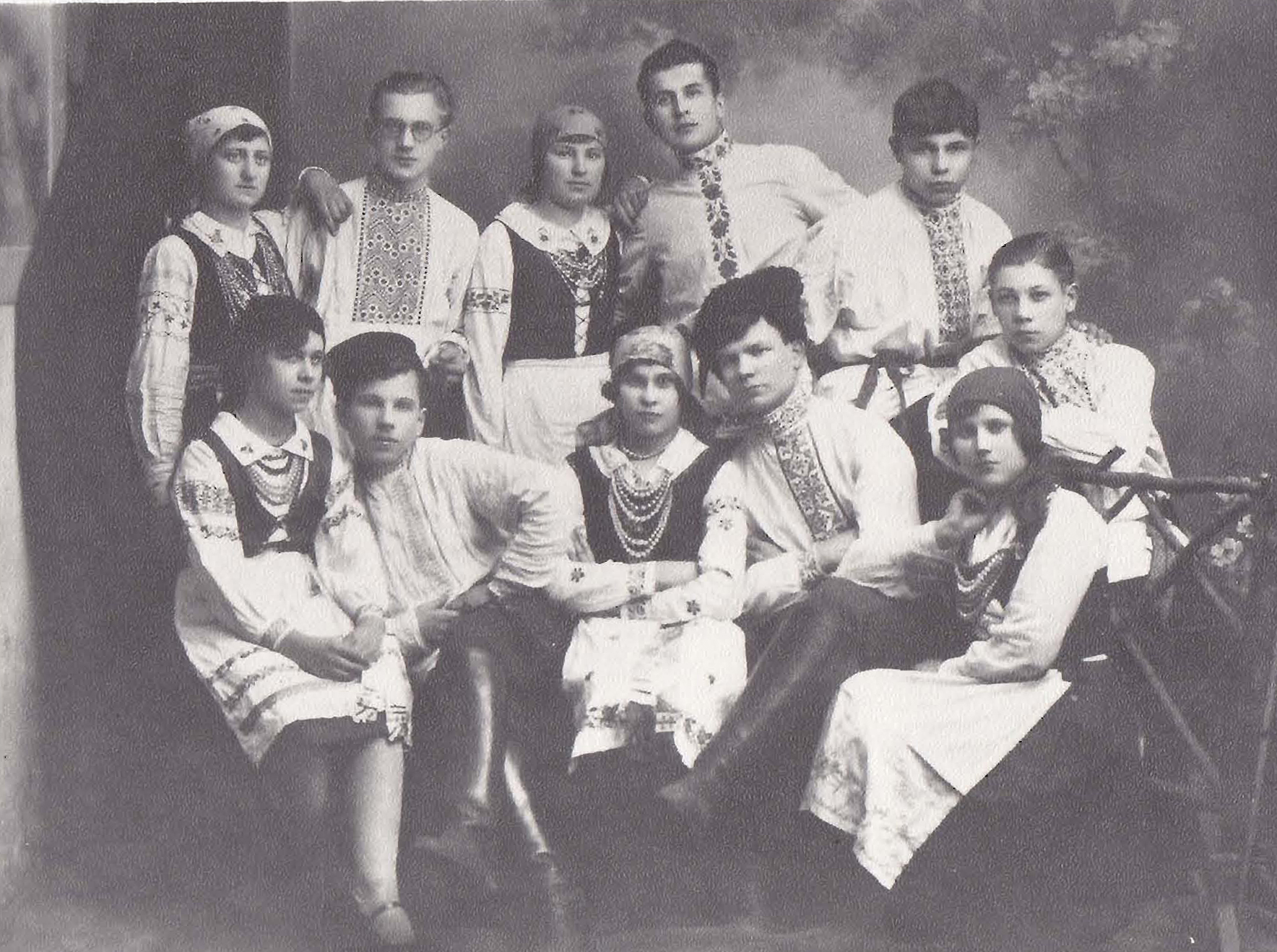 Танцавальная група Віленскай беларускай гімназіі (Янка Хвораст другі злева, 1927). Крыніца ілюстрацыі: https://csl.bas-net.by/news/one-news.asp?id=89828#gallery-1