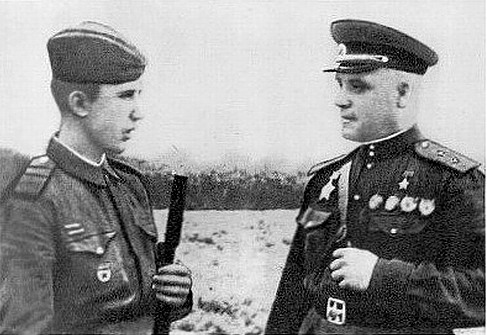 Старший сержант Г.И. Величко и генерал-лейтенант Д.Д. Лелюшенко. Источник иллюстрации: http://soviet-aces-1936-53.ru/snipers/abc/v/velichko.htm