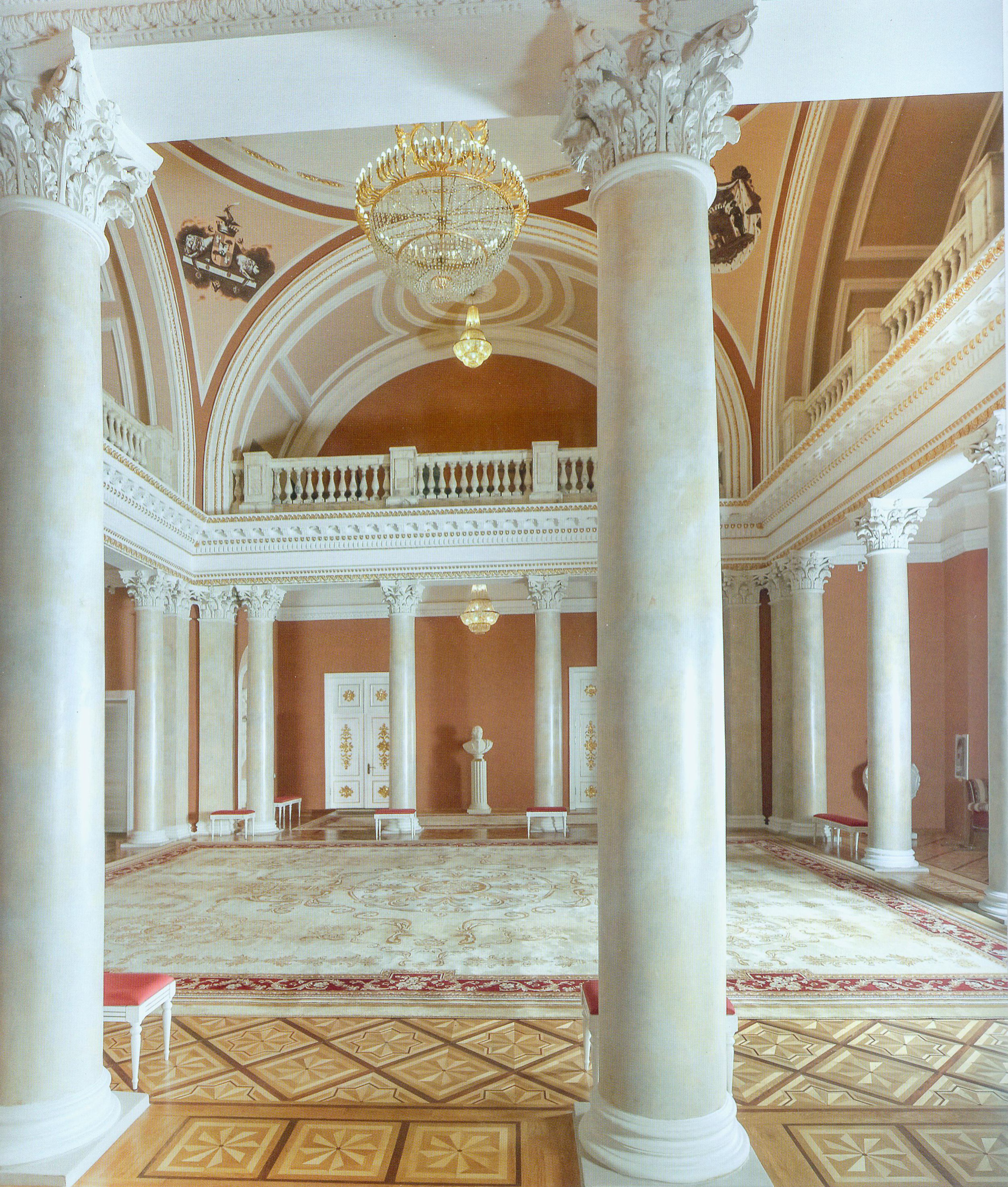 Современный вид колонного зала Гомельского дворца (2019). Источник иллюстрации: Гомельский дворцово-парковый ансамбль = Гомельскі палацава-паркавы ансамбль = Gomel palace and park ensemble : [к 100-летию музея / В. А. Литвинов и др. ; руководитель проекта О. В. Торопова ; редколлегия: Е. А. Аленченко и др. ; фото: О. В. Белоусов и др.]. – Гомель, 2019. – С. 55.