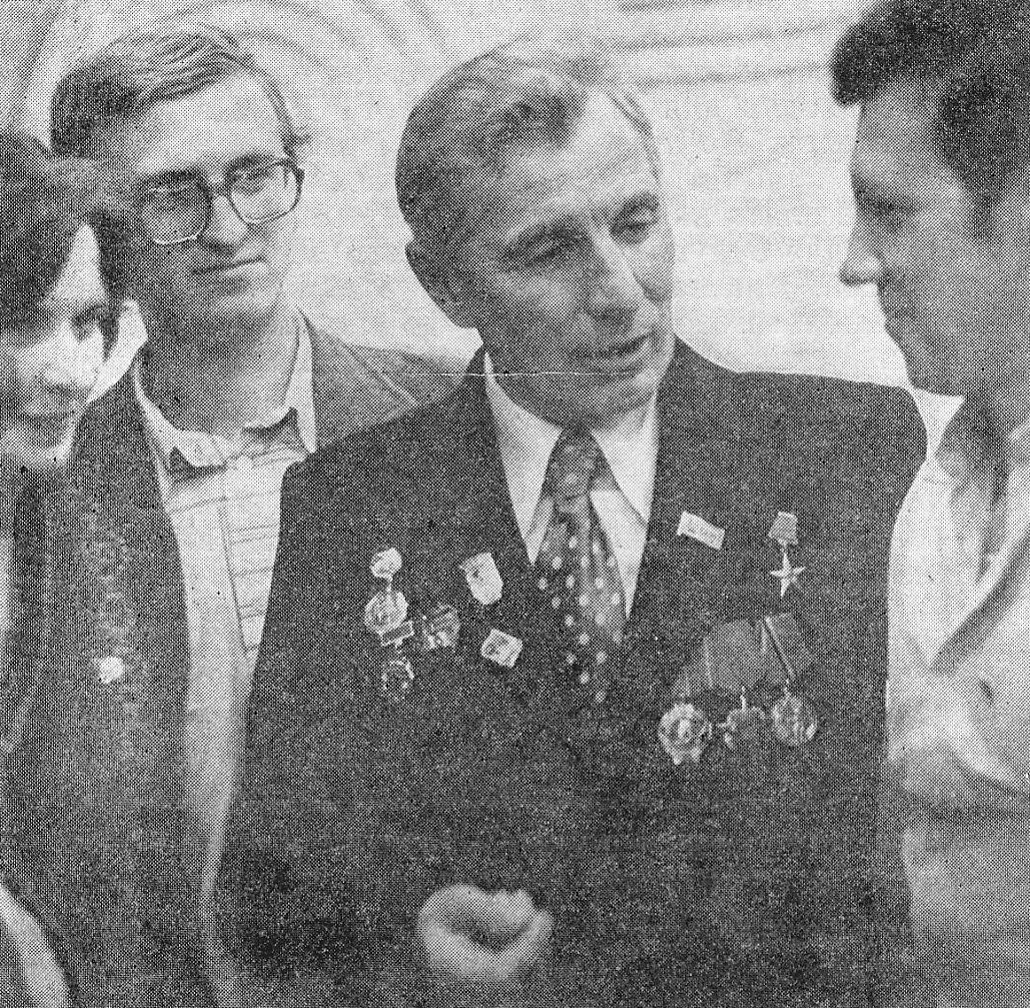 Герой Социалистического Труда Евгений Михайлович Богданчук с молодыми рабочими. Источник иллюстрации: Свет Лукомля : очерки / В. В. Гойтан. – Минск : Беларусь, 1979. – 17.