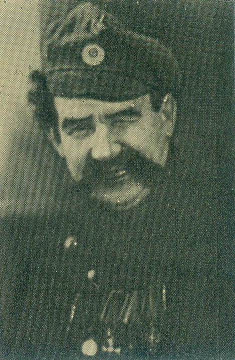 У. Галубок у ролі Урадніка ў драме "Бязродны". Крыніца ілюстрацыі: Адхінуўшы заслону часу … : успаміны пра Уладзіслава Галубка / [склаў Г. Марчук ; пад рэдакцыяй Л. Александроўскай і інш.]. – Мінск, 1979. – С. 11 уклейкі паміж с. 96–97.