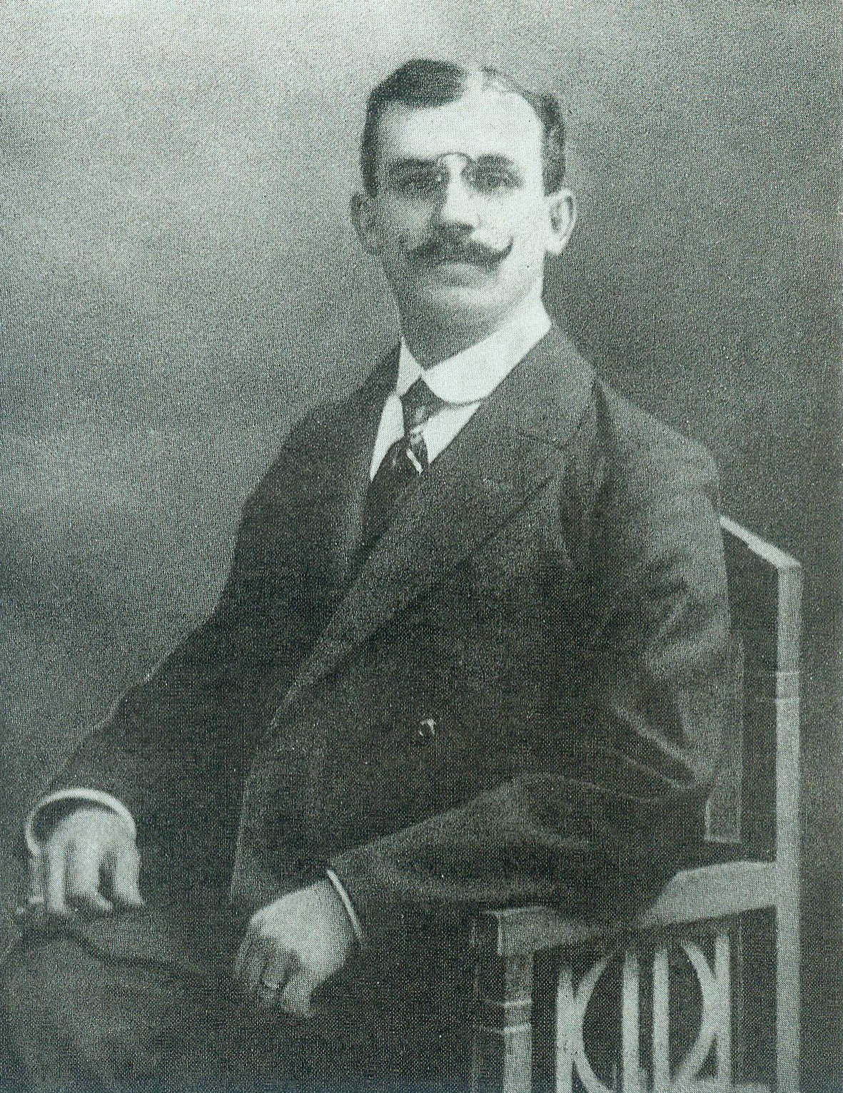 У. Галубок (1910-я гг.). Крыніца ілюстрацыі: Творы : драматургія, паэзія, проза, публіцыстыка : [да 100-годдзя з дня нараджэння пісьменніка] / Уладзіслаў Галубок ; [укладанне, падрыхтоўка тэкстаў, уступны артыкул, каментарыі С. С. Лашука ; рэдкалегія: Б. Ул. Галубок і інш.]. – Мінск, 1983. – С. 9 уклейкі паміж с. 288–289.