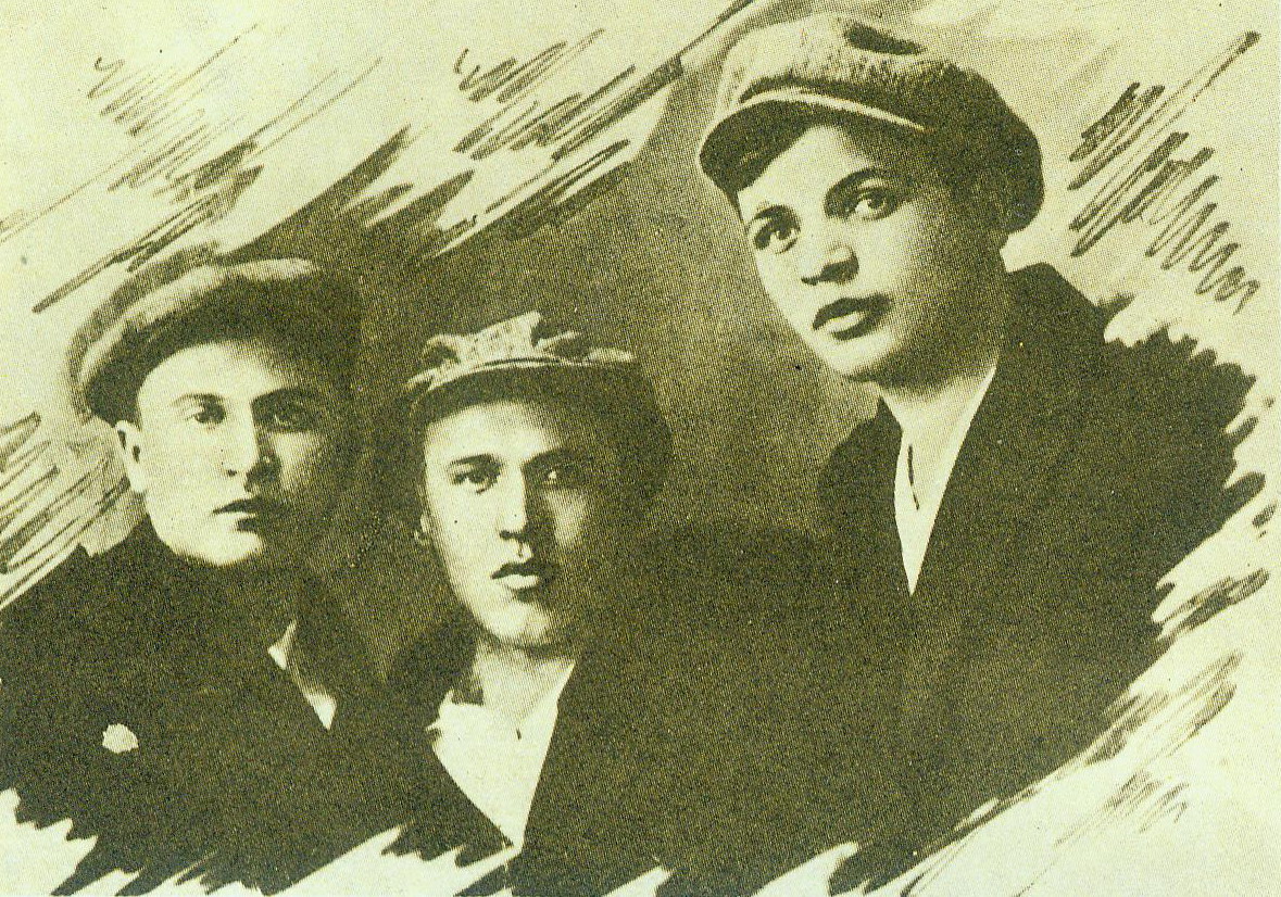 Злева напрва: Язэп Пушча, Уладзімір Дубоўка, Андрэй Александровіч (1925). Крыніца ілюстрацыі: Збор твораў : у 2 т. / Язэп Пушча ; рэдкалегія: С. А. Андраюк [і інш.]. – Мінск, 1993–1994. – Т. 1 : Вершы. Паэмы. Артыкулы, 1922–1930 / рэдактар тома Р. І. Барадулін ; уступны артыкул, укладанне, падрыхтоўка тэкстаў і каментарыі Л. М. Мазанік. – С. 2 уклейкі паміж с. 128–129.