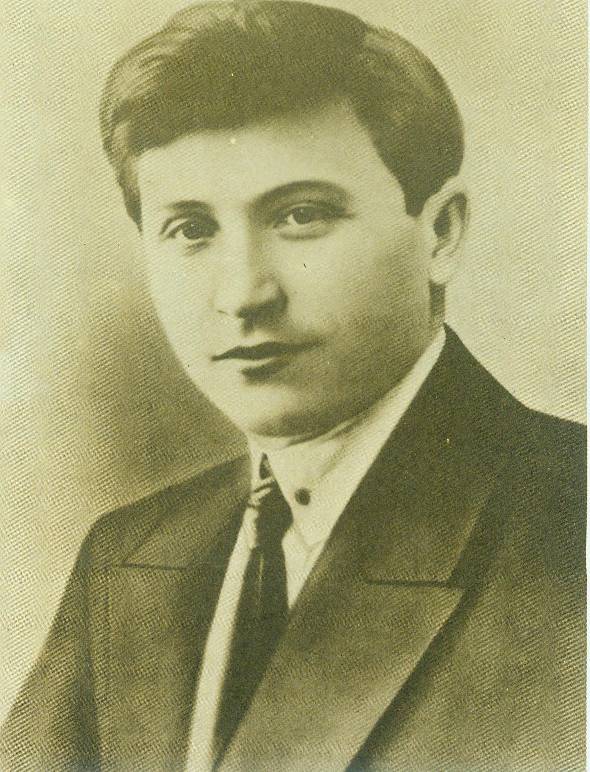 Язэп Пушча (1926). Крыніца ілюстрацыі: Збор твораў : у 2 т. / Язэп Пушча ; рэдкалегія: С. А. Андраюк [і інш.]. – Мінск, 1993–1994. – Т. 2 : Вершы. Паэмы. Пераклады. Крытычныя артыкулы, 1930–1963 / рэдактар тома Р. І. Барадулін ; уступны артыкул, укладанне, падрыхтоўка тэкстаў і каментарыі Л. М. Мазанік. – С. 1 уклейкі паміж с. 224–225.