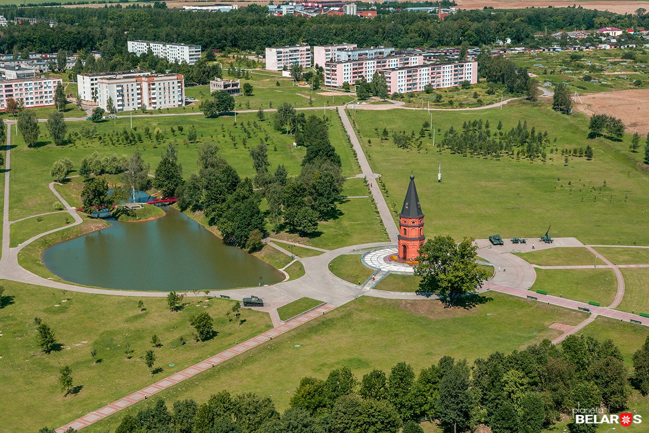 Агульны выгляд мемарыльнага комплексу "Буйніцкае поле". Крыніца ілюстрацыі: https://planetabelarus.by/sights/memorialnyy-kompleks-buynichskoe-pole/