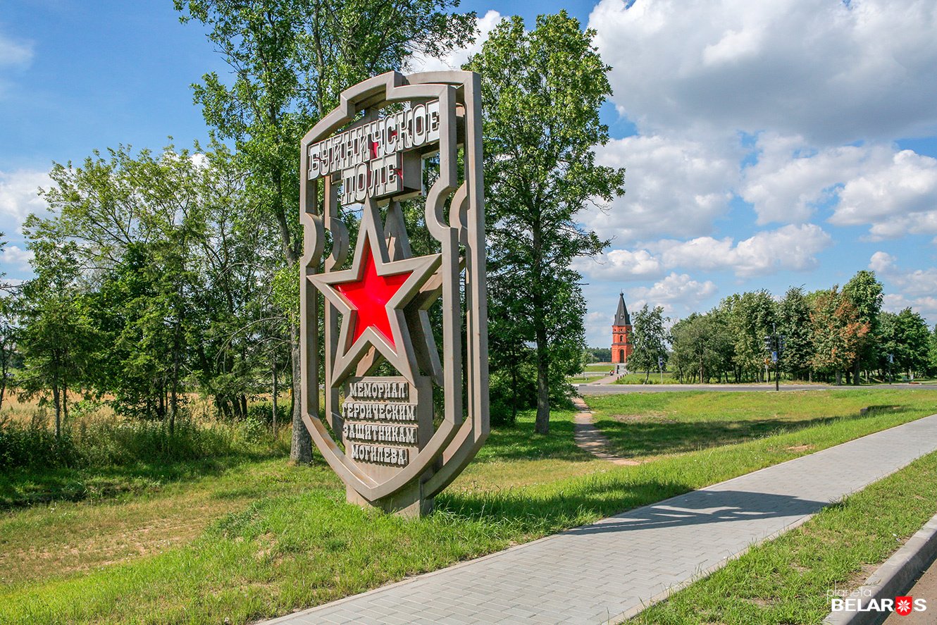 Памятны знак мемарыяльнага комплексу "Буйніцкае поле". Крыніца ілюстрацыі: https://planetabelarus.by/sights/memorialnyy-kompleks-buynichskoe-pole/