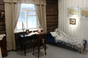 Інтэр'ер фальварка ў Акопах. Крыніца ілюстрацыі: http://kupala-museum.by/muzey/filiyalyi/akopyi/