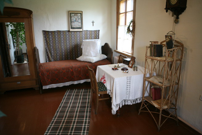 Інтэр'ер пакоя, у якім жыў Янка Купала. Крыніца ілюстрацыі: http://kupala-museum.by/muzey/filiyalyi/yakhimomshhina/