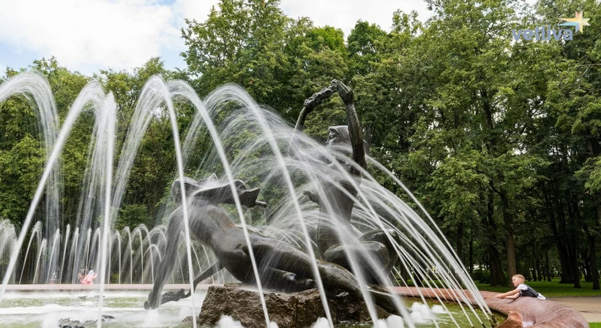 Фантан "Вянок" у парку імя Янкі Купалы ў Мінску. Крыніца ілюстрацыі: https://vetliva.by/belarus/what-to-see/fontan-venok-v-minske/