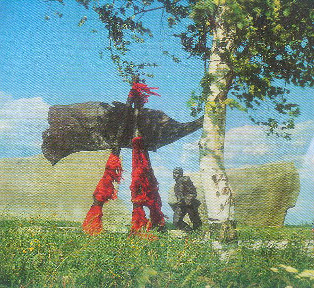 Фрагмент мемарыяльнага комплексу "Прарыў" (1974). Крыніца ілюстрацыі: Прарыў = Прорыв : Мемарыял. комплекс : [фотаальбом / фота А. М. Манцветава ; тэкст: М. М. Кірпіча В. К. Пасаха]. – Мінск : Беларусь, 1978. – С. 25.