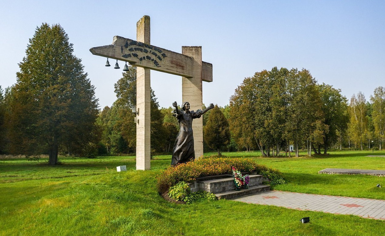 Скульптура "Праклён фашызму" (1979). Крыніца ілюстрацыі: https://planetabelarus.by/sights/memorialnyy-kompleks-shunevka/