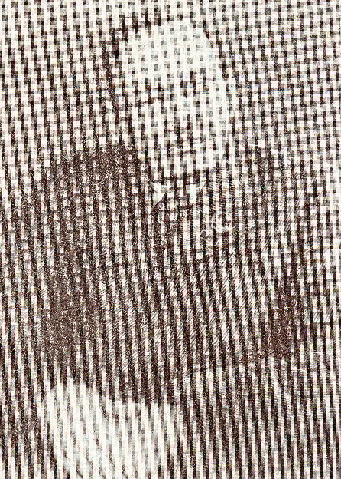 Я. Купала (канец 1930-х – пачатак 1940-х гг.). Крыніца ілюстрацыі: Збор твораў / Янка Купала ; [рэдкалегія: Я. Колас і інш.] ; Акадэмія навук Беларускай ССР, Інстытут літаратуры і мастацтва. – Мінск : Выдавецтва АН БССР, 1952. – Т. 2 : Вершы, [1908–1910]. – Франтыспіс.