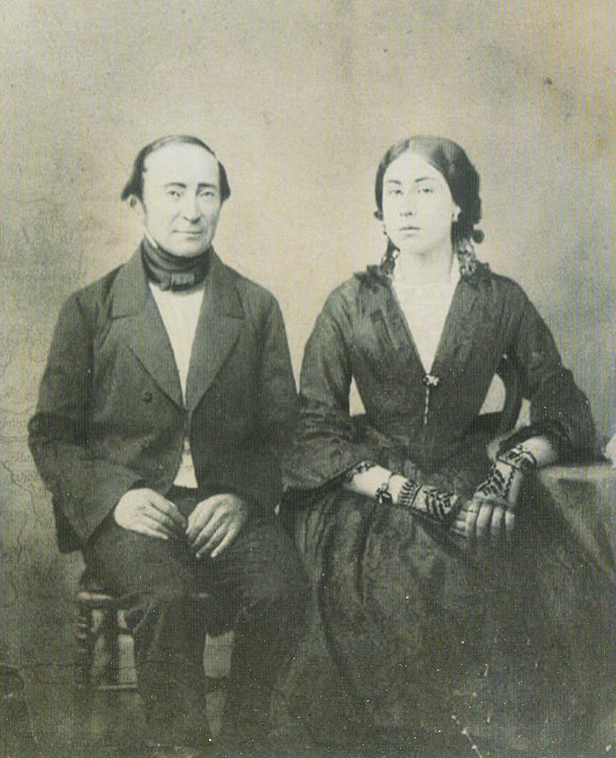 Вясельнае фота Ігната Дамейкі і Энрыкеты Сатамаёр. Крыніца ілюстрацыі: Ігнат Дамейка: з Мядзвядкі — у Санцьяга-дэ-Чылі (1802–1889) : пераклад з іспанскай / Пас Дамейка Леа-Пласа. – Мінск, 2017. – С. 12 уклейкі паміж с. 120–121.