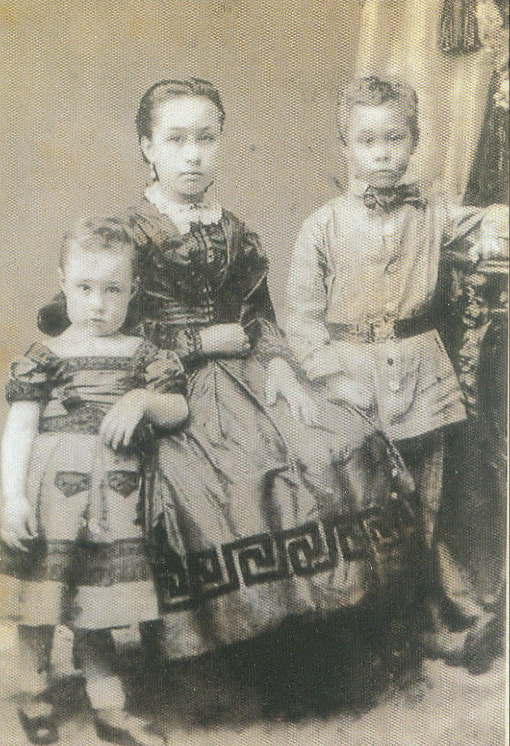 Дзеці Ігната Дамейкі (злева направа): Казімір, Аніта, Эрнан. Крыніца ілюстрацыі: Ігнат Дамейка: з Мядзвядкі — у Санцьяга-дэ-Чылі (1802–1889) : пераклад з іспанскай / Пас Дамейка Леа-Пласа. – Мінск, 2017. – С. 14 уклейкі паміж с. 120–121.