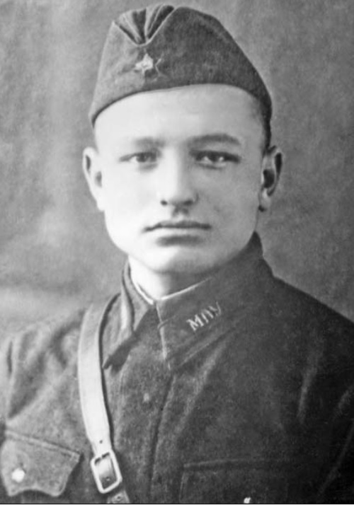 Алесь Махнач – курсант мотапяхотнага вучылішча (1940). Крыніца ілюстрацыі: Маладосць. – 2009. – № 11. – С. 123.