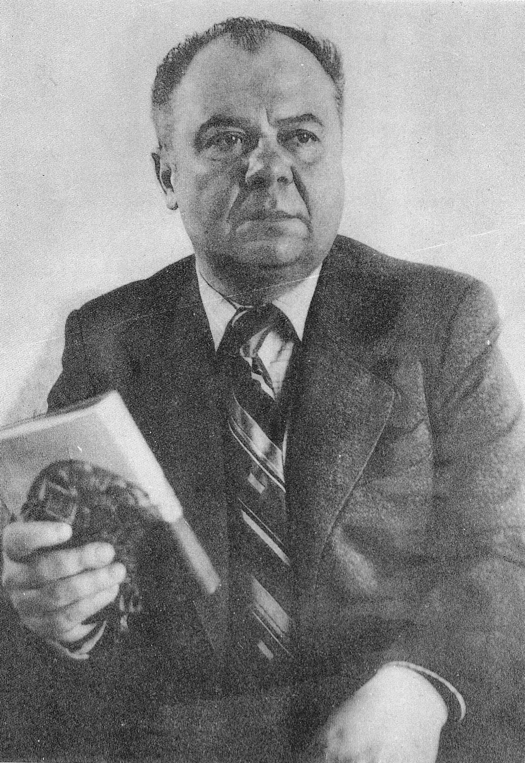 Пятрусь Макаль. Крыніца ілюстрацыі: Выбранае : вершы / Пятрусь Макаль ; прадмова Н. Гілевіча. – Мінск, 1994. – Франтыспіс.