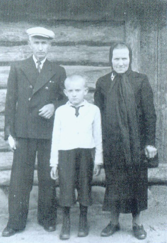 Адам Мальдзіс з бацькам Іосіфам Людвікавічам і маці Марыяй Мацвееўнай з дому Вянгроўскіх (1944). Крыніца ілюстрацыі: Выбранае / Адам Мальдзіс ; [укладанне В. Грышкевіч ; прадмова Г. Кісялёва, В. Чамярыцкага]. – Мінск, 2007. – С. 2. уклейкі паміж с. 224–225.