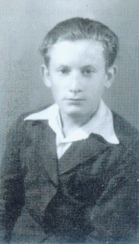 Адам Мальдзіс – вучань Астравецкай СШ (1949). Крыніца ілюстрацыі: Выбранае / Адам Мальдзіс ; [укладанне В. Грышкевіч ; прадмова Г. Кісялёва, В. Чамярыцкага]. – Мінск, 2007. – С. 2. уклейкі паміж с. 224–225.