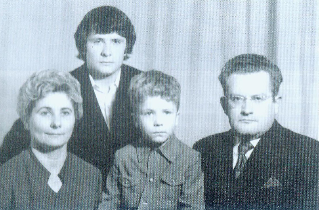 Адам Мальдзіс з жонкай Марыяй і сынамі Алегам і Яраславам (1975). Крыніца ілюстрацыі: Выбранае / Адам Мальдзіс ; [укладанне В. Грышкевіч ; прадмова Г. Кісялёва, В. Чамярыцкага]. – Мінск, 2007. – С. 2. уклейкі паміж с. 224–225.