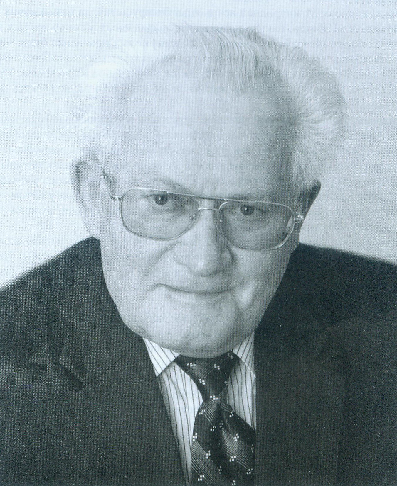 Прафесар Адам Мальдзіс. Крыніца ілюстрацыі: Беларусь і беларусы ў прасторы і часе : зборнік да 75-годдзя прафесара Адама Мальдзіса / Грамадскае аб'яднанне "Міжнародная асацыяцыя беларусістаў", Польскі інстытут у Мінску ; пад рэдакцыяй Сяргея Запрудскага, Аляксандра Фядуты, Захара Шыбекі. – Мінск, 2007. – С. 3.