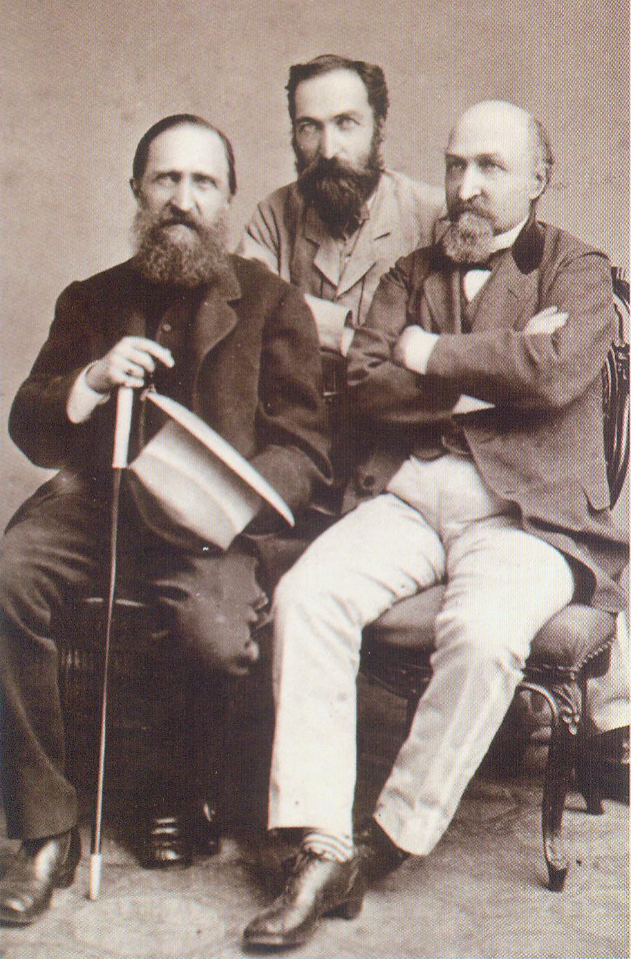 Браты Крашэўскія (злева направа): Юзаф Ігнацы, Каятан, Люцыян (1871). Крыніца ілюстрацыі: Muzeum Józefa Ignacego Kraszewskiego w Romanowie / Anna Czobodzińska-Przybysławska. – Romanów, [2010?]. – С. 18.