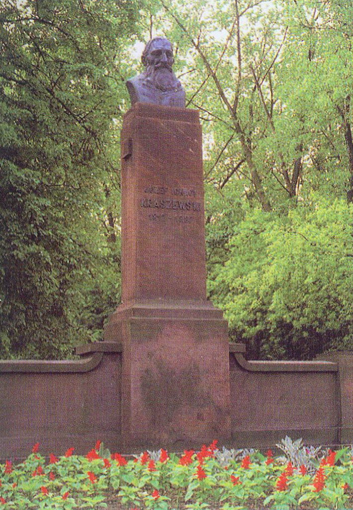 Помнік Юзафу Ігнацы Крашэўскаму ў Бяла-Падлясцы (1928). Крыніца ілюстрацыі: Muzeum Józefa Ignacego Kraszewskiego w Romanowie / Anna Czobodzińska-Przybysławska. – Romanów, [2010?]. – С. 61.