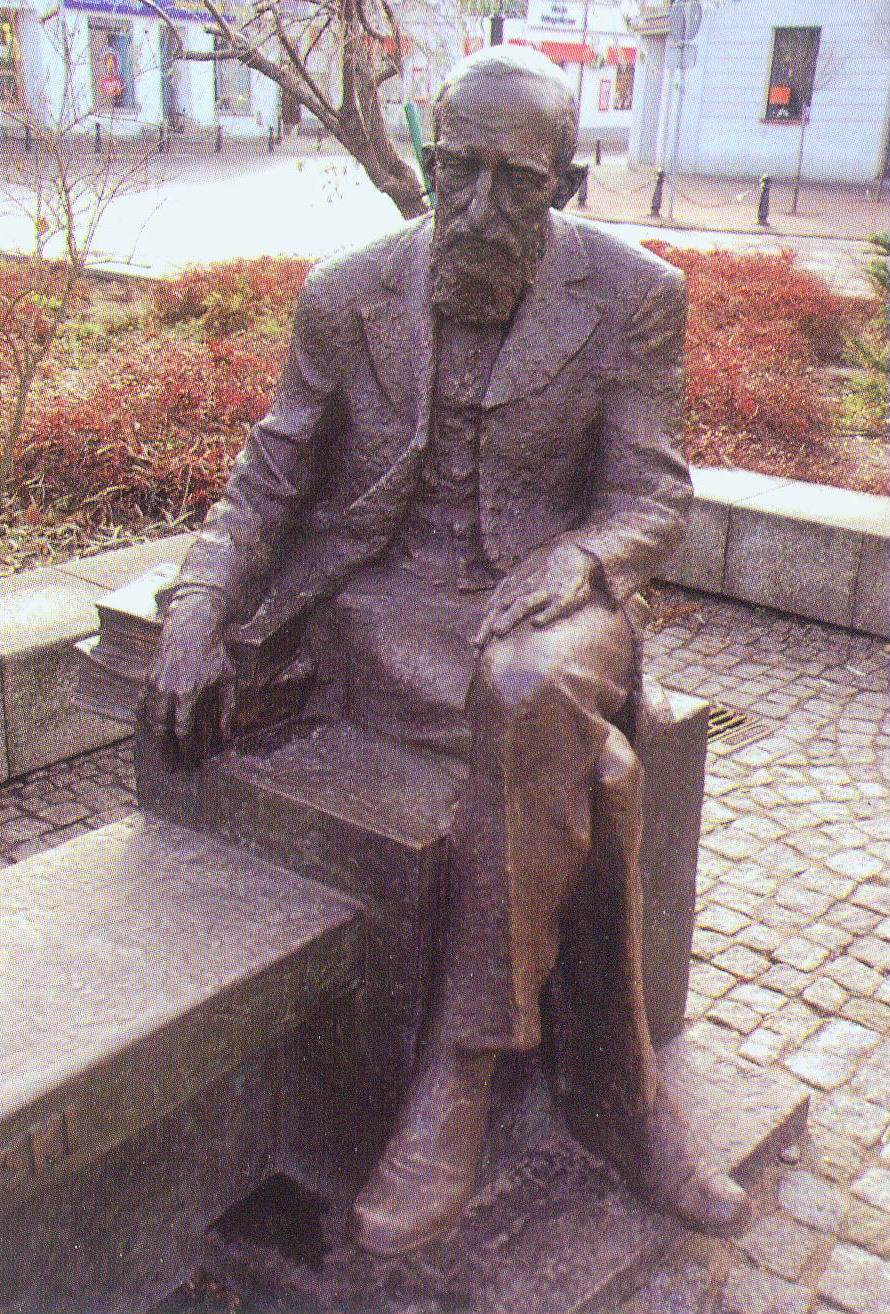 Помнік-лава пісьменніка Юзафа Ігнацы Крашэўскага на рынку ў Бяла-Падлясцы (2008). Крыніца ілюстрацыі: Muzeum Józefa Ignacego Kraszewskiego w Romanowie / Anna Czobodzińska-Przybysławska. – Romanów, [2010?]. – С. 61.