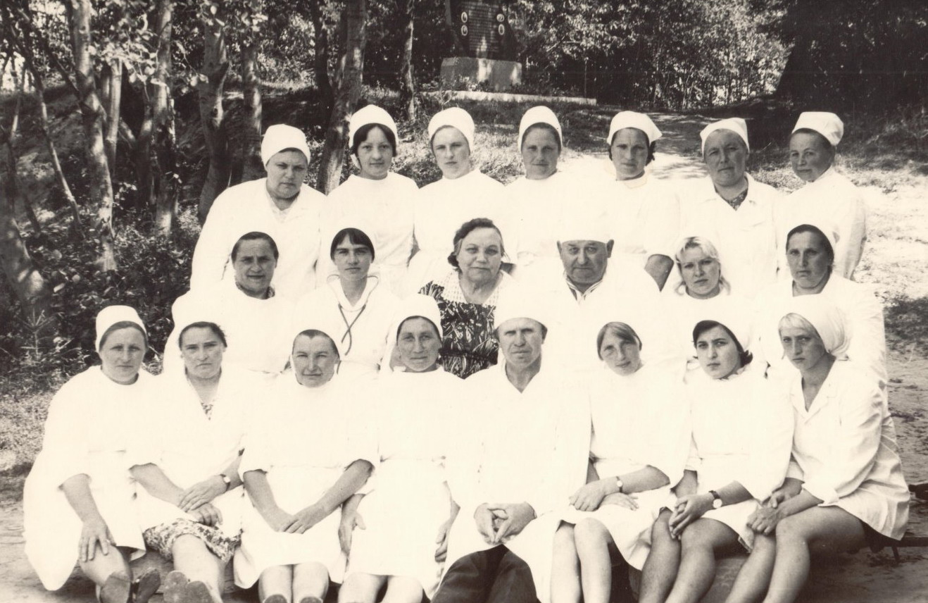 А.Г. Антонов (в центре) с коллективом Высочанской больницы (1970-е гг.). Источник иллюстрации: http://liozno.museum.by/be/node/63235