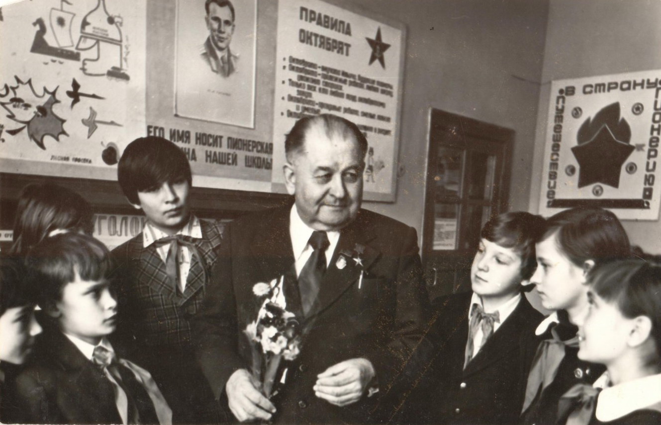 А.Г. Антонов с учащимися Лиозненской 8-летней школы (1981). Источник иллюстрации: http://liozno.museum.by/be/node/63235