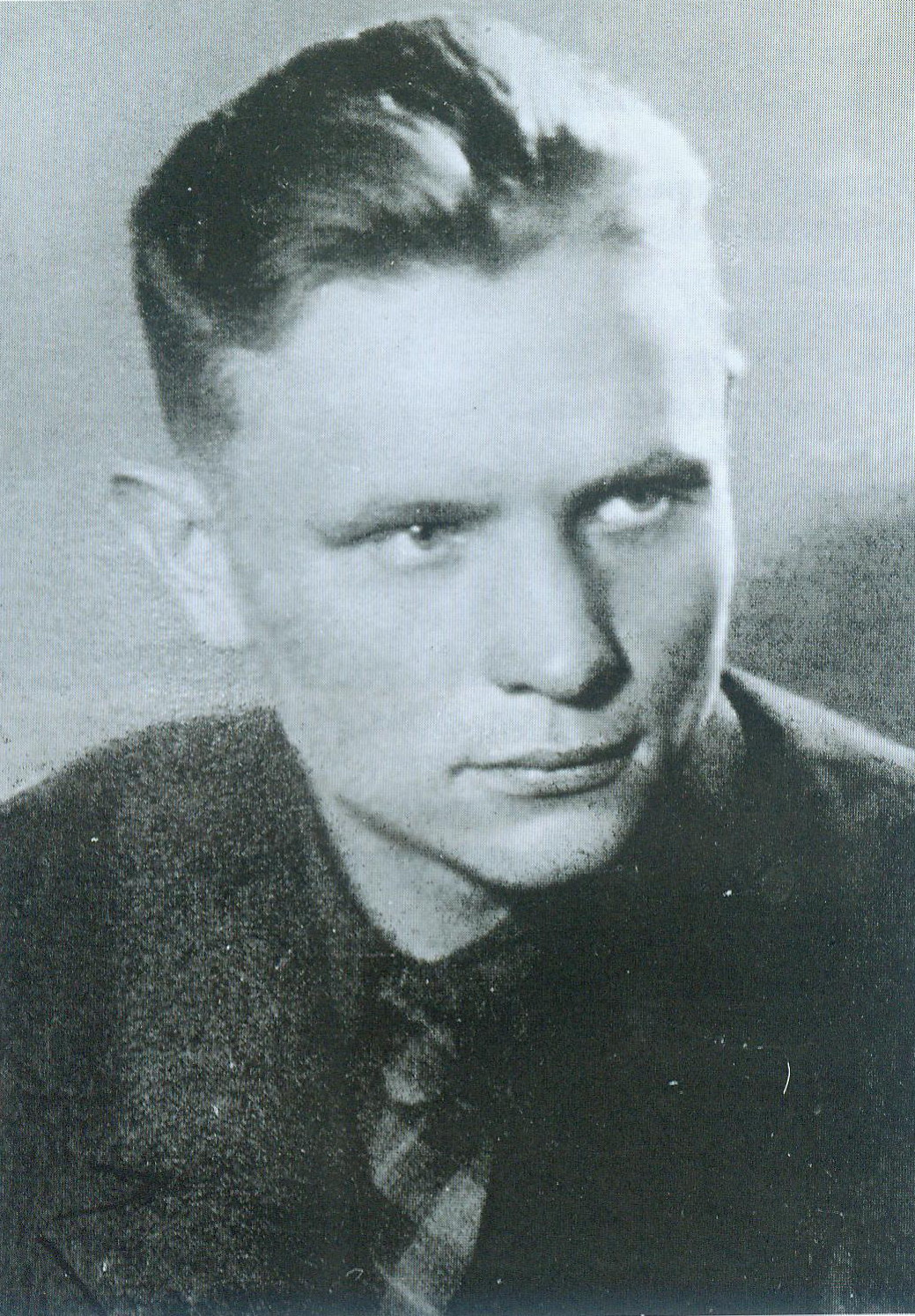 Максім танк у Вільні (1936). Крыніца ілюстрацыі: Збор твораў : у 13 т. / Максім Танк ; [рэдкалегія: У. В. Гніламёдаў і інш. ; прадмова В. В. Зуёнка] ; Нацыянальная акадэмія навук Беларусі, Інстытут мовы і літаратуры імя Я. Коласа і Я. Купалы. – Мінск, 2006. – Т. 1 : Вершы (1930–1939). – С. 2 уклейкі паміж с. 24–25. 