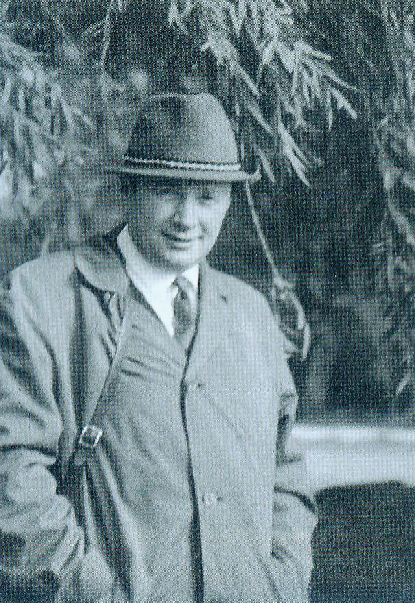 Уладзімір Калеснік (1960-я гг.). Крыніца ілюстрацыі: Пасланец Праметэя : кніга пра Уладзіміра Калесніка : [успаміны, эсэ, артыкулы, нататкі, мініяцюры, вершы] / Брэсцкі дзяржаўны універсітэт імя А. С. Пушкіна, Навукова асветны цэнтр імя У. Калесніка ; [укладальнікі: З. М. Калеснік, М. І. Новік, Г. М. Праневіч ; рэдкалегія: Г. М. Праневіч (галоўны рэдактар) і інш.]. – Брэст, 2007. – С. 3 уклейкі паміж с. 80–81.