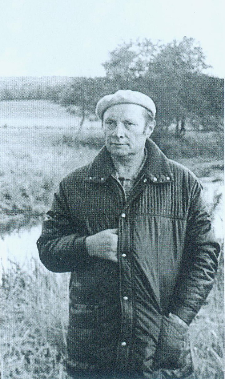 Уладзімір Калеснік на беразе ракі Сэрвач. Крыніца ілюстрацыі: Пасланец Праметэя : кніга пра Уладзіміра Калесніка : [успаміны, эсэ, артыкулы, нататкі, мініяцюры, вершы] / Брэсцкі дзяржаўны універсітэт імя А. С. Пушкіна, Навукова асветны цэнтр імя У. Калесніка ; [укладальнікі: З. М. Калеснік, М. І. Новік, Г. М. Праневіч ; рэдкалегія: Г. М. Праневіч (галоўны рэдактар) і інш.]. – Брэст, 2007. – С. 7 уклейкі паміж с. 80–81.