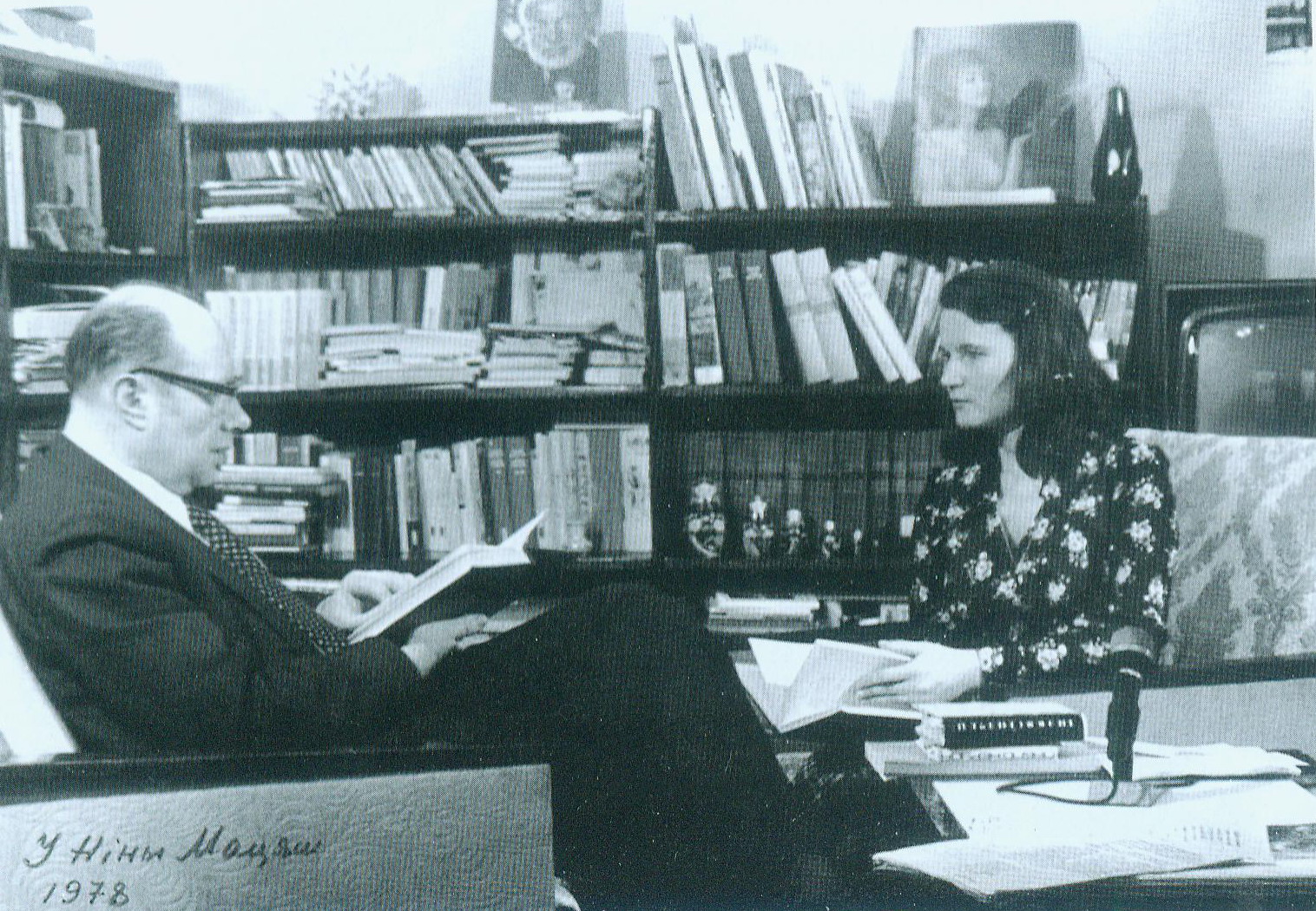 Уладзімір Калеснік і Ніна Мацяш (1978). Крыніца ілюстрацыі: Пасланец Праметэя : кніга пра Уладзіміра Калесніка : [успаміны, эсэ, артыкулы, нататкі, мініяцюры, вершы] / Брэсцкі дзяржаўны універсітэт імя А. С. Пушкіна, Навукова асветны цэнтр імя У. Калесніка ; [укладальнікі: З. М. Калеснік, М. І. Новік, Г. М. Праневіч ; рэдкалегія: Г. М. Праневіч (галоўны рэдактар) і інш.]. – Брэст, 2007. – С. 16 уклейкі паміж с. 224–2252.