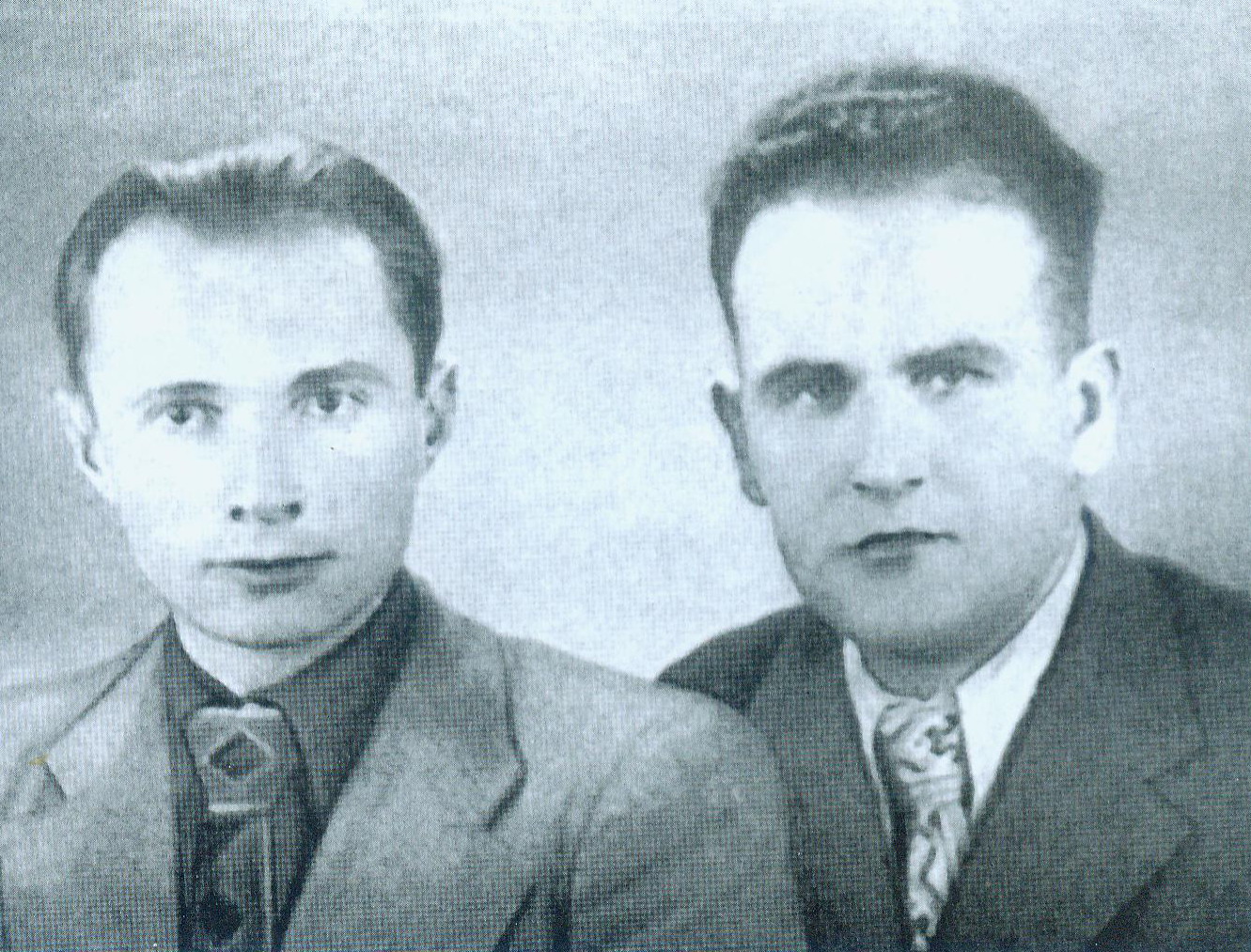 Уладзімір Калеснік і Янка Брыль (1951). Крыніца ілюстрацыі: Крыніца ілюстрацыі: Доўг памяці : успаміны / Уладзімір Калеснік. – Брэст, 2005. – С. 1 уклейкі паміж с. 528–529.