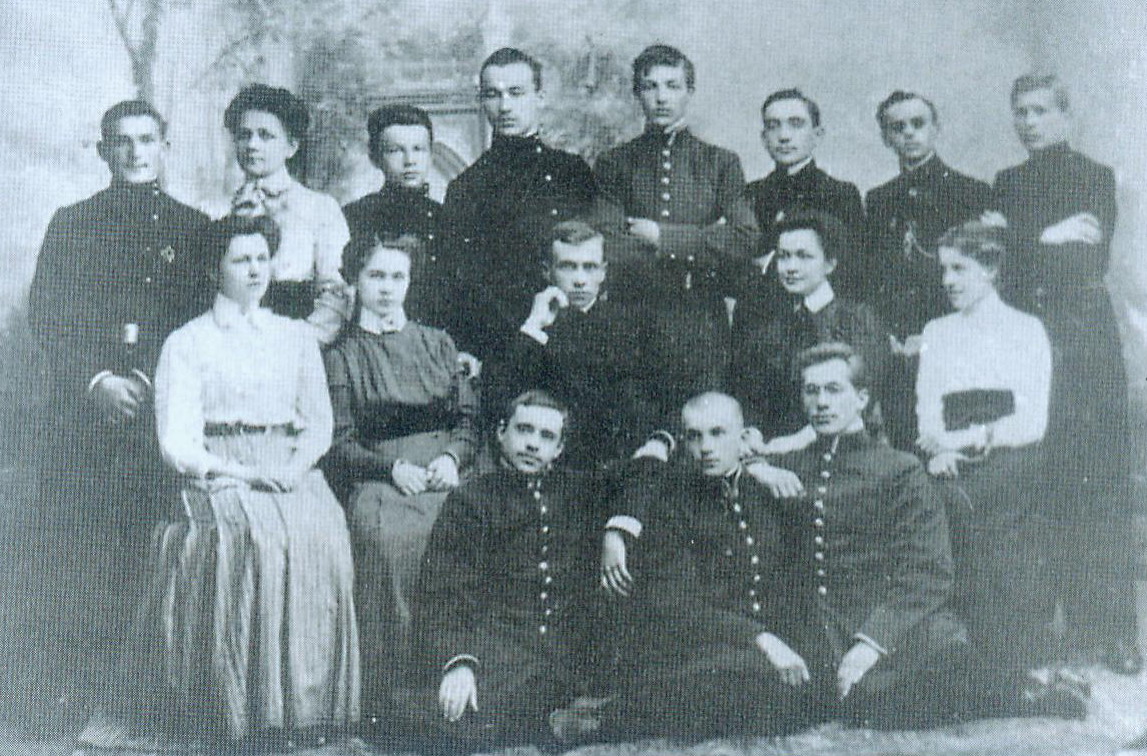 Гарадзенскі гурток беларускай моладзі (1910). Людвіка Сівіцкая другая злева ў другім радзе. Крыніца ілюстрацыі: Выбраныя творы / Зоська Верас ; [укладанне, прадмова і каментар Г. Запартыка]. – Мінск, 2015. – С. 3 уклейкі паміж с. 512–513.