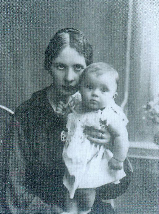 Зоська Верас з сынам Антонам (1920). Крыніца ілюстрацыі: Выбраныя творы / Зоська Верас ; [укладанне, прадмова і каментар Г. Запартыка]. – Мінск, 2015. – С. 5 уклейкі паміж с. 512–513.