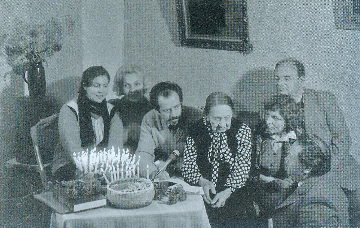 Зосьцы Верас – 95. Злева направа: В. Іпатава, В. Вярбоўская, С. Панізнік, З. Верас, А. Чорная, В. Скалабан, У. Содаль (1987). Крыніца ілюстрацыі: Выбраныя творы / Зоська Верас ; [укладанне, прадмова і каментар Г. Запартыка]. – Мінск, 2015. – С. 8 уклейкі паміж с. 512–513.