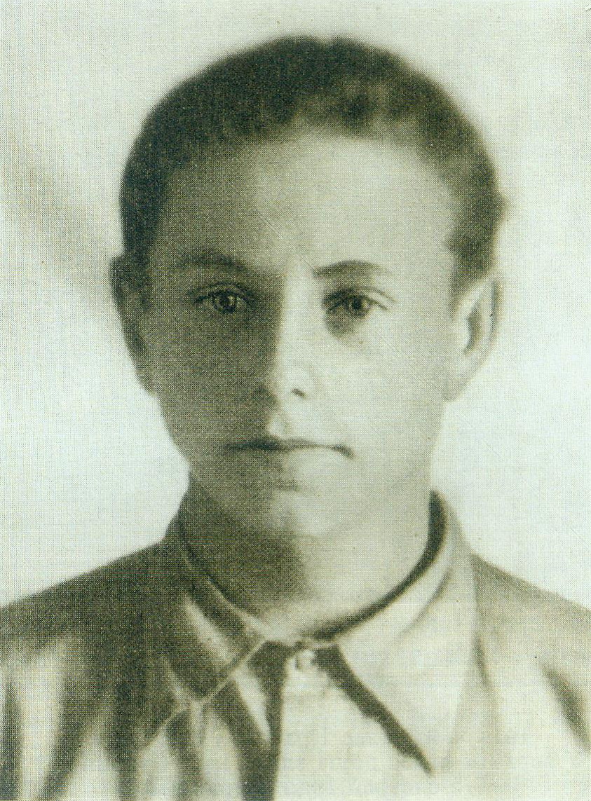 Іван Пташнікаў пасля заканчэння Крайскай сямігодкі (1948). Крыніца ілюстрацыі: Збор твораў : у 4 т. / Іван Пташнікаў ; [прадмова С. Андраюка]. – Мінск, 1990. – Т. 1 : Раман. Апавяданні. – Уклейка паміж с. 100–101.