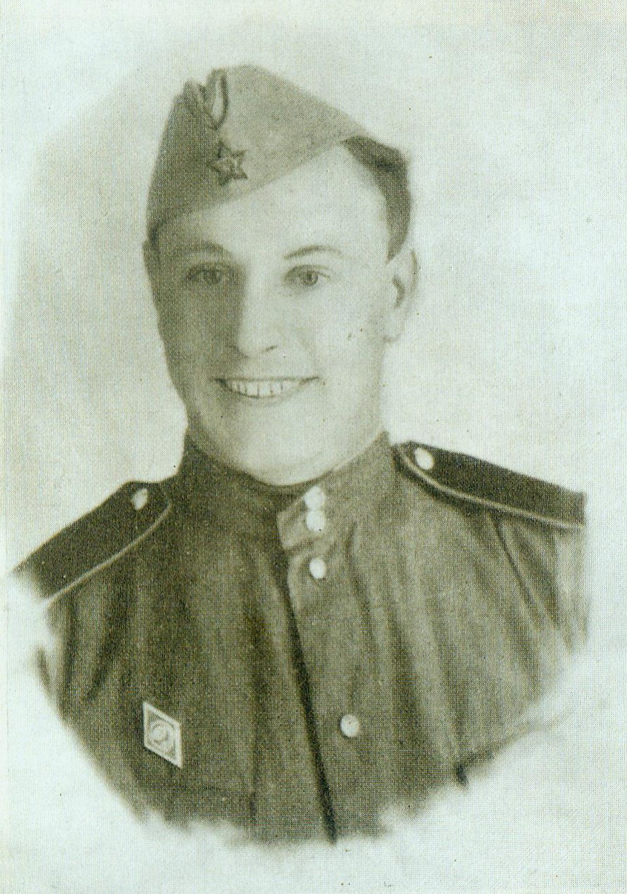 Іван Пташнікаў на вайсковых зборах (1957). Крыніца ілюстрацыі: Збор твораў : у 4 т. / Іван Пташнікаў ; [прадмова С. Андраюка]. – Мінск, 1990. – Т. 1 : Раман. Апавяданні. – Уклейка паміж с. 288–289.