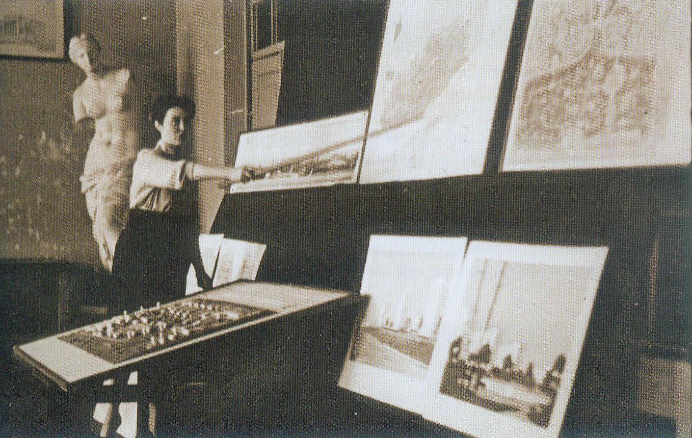 Ирина Иодо на защите дипломного проекта по планировке и застройке Новополоцка (1959). Источник иллюстрации: Архитектура и строительство. – 2009. – № 5. – С. 51.