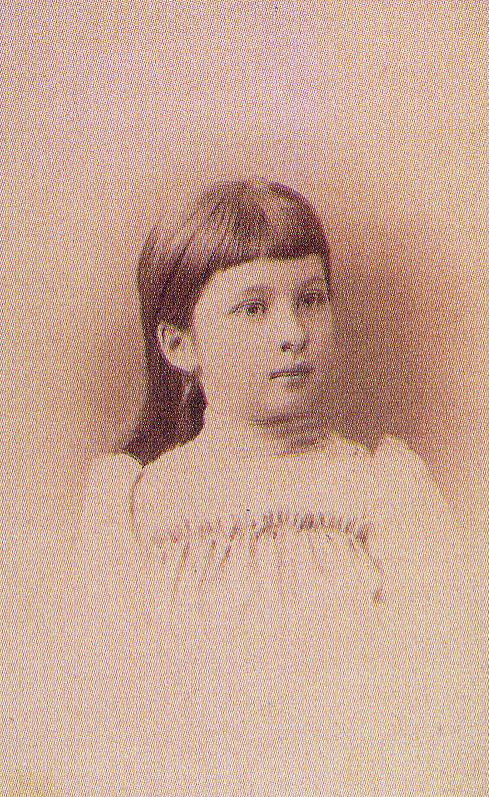 Алена Вайніловіч – дачка Э.А. Вайніловіча. Крыніца ілюстрацыі: Церні Крэсаў = Cierń Kresowy : аповесць пра Эдварда Вайніловіча і яго сям'ю : пераклад з польскай мовы / Гізэля Хмялеўская. – Мінск, 2015. – С. 9 уклейкі паміж с. 196–197.