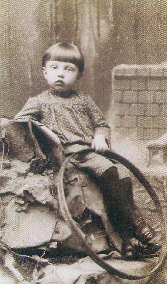 Сямён Вайніловіч – сын Э.А. Вайніловіча. Крыніца ілюстрацыі: Церні Крэсаў = Cierń Kresowy : аповесць пра Эдварда Вайніловіча і яго сям'ю : пераклад з польскай мовы / Гізэля Хмялеўская. – Мінск, 2015. – С. 12 уклейкі паміж с. 196–197.