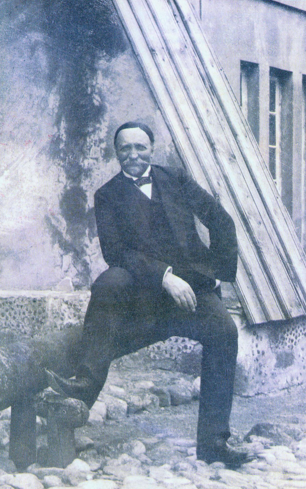 Эдвард Вайніловіч у сваім маёнтку Савічы. Крыніца ілюстрацыі: Церні Крэсаў = Cierń Kresowy : аповесць пра Эдварда Вайніловіча і яго сям'ю : пераклад з польскай мовы / Гізэля Хмялеўская. – Мінск, 2015. – С. 2 уклейкі паміж с. 200–201.