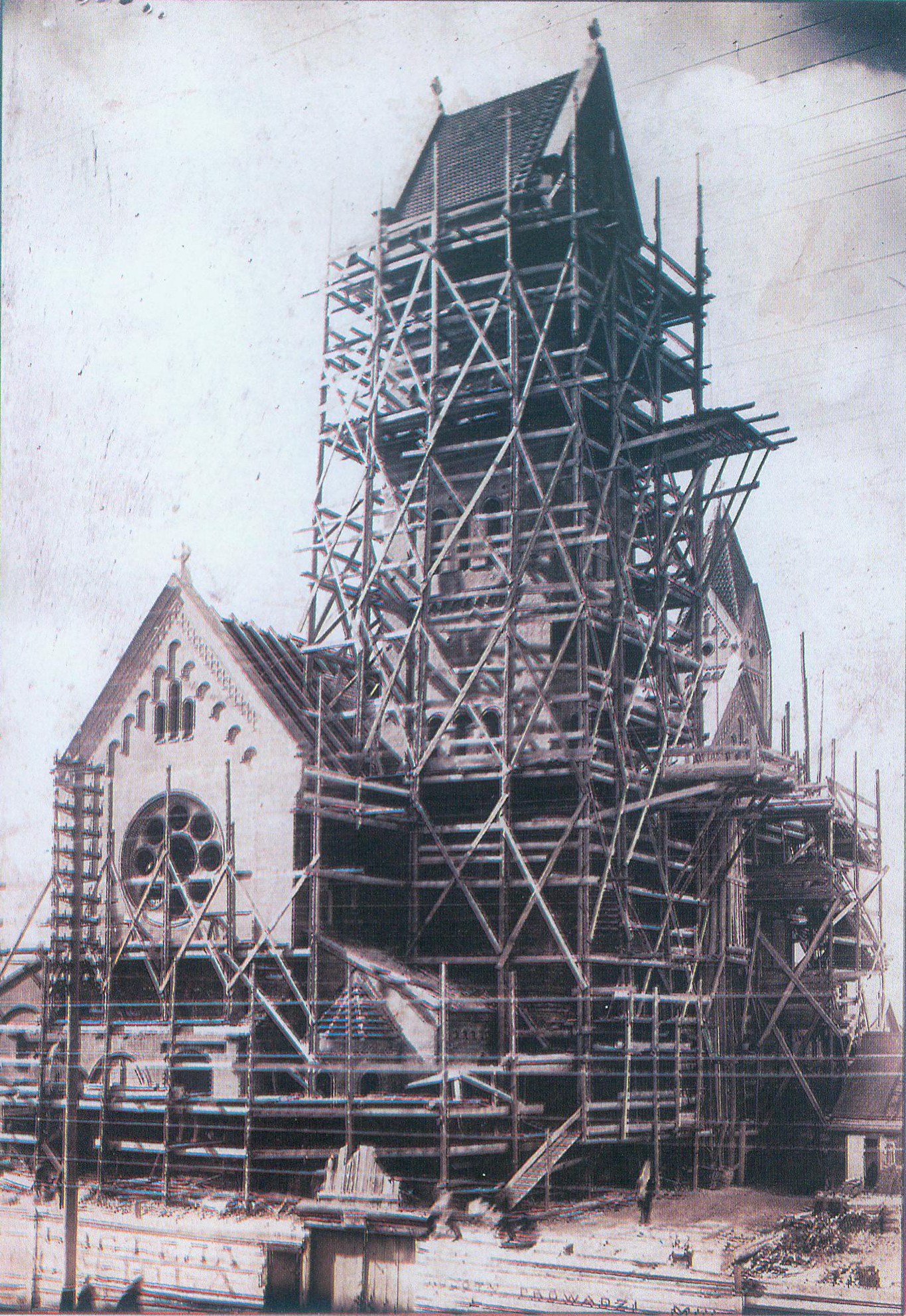 Чырвоны касцёл у час будаўніцтва. Крыніца ілюстрацыі: Церні Крэсаў = Cierń Kresowy : аповесць пра Эдварда Вайніловіча і яго сям'ю : пераклад з польскай мовы / Гізэля Хмялеўская. – Мінск, 2015. – С. 10 уклейкі паміж с. 200–201.