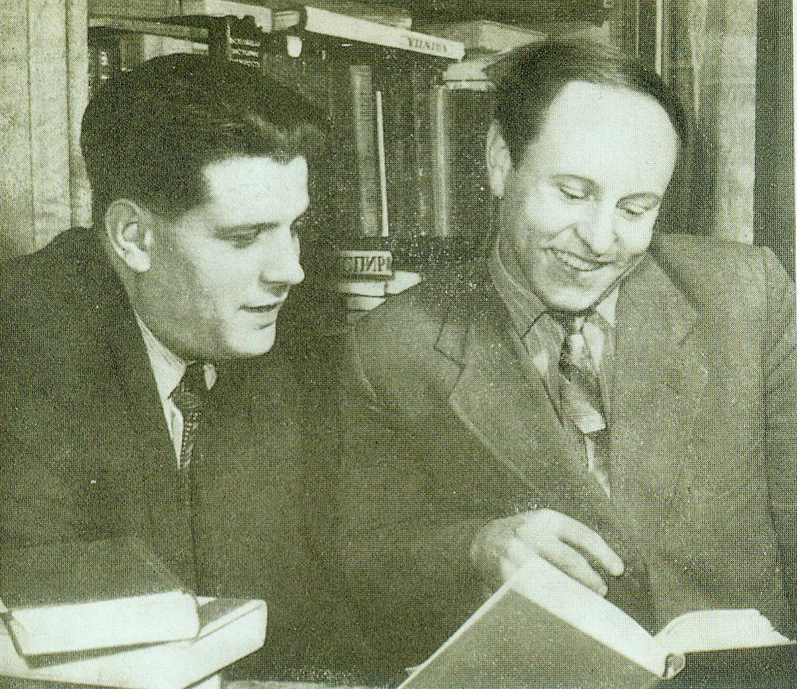 Іван Навуменка (злева) і Іван Пташнікаў у час працы ў часопісе "Маладосць" (1959). Крыніца ілюстрацыі: Збор твораў : у 4 т. / Іван Пташнікаў ; [прадмова С. Андраюка]. – Мінск, 1990. – Т. 2 : Аповесці. Апавяданне. – Уклейка паміж с. 192–193.