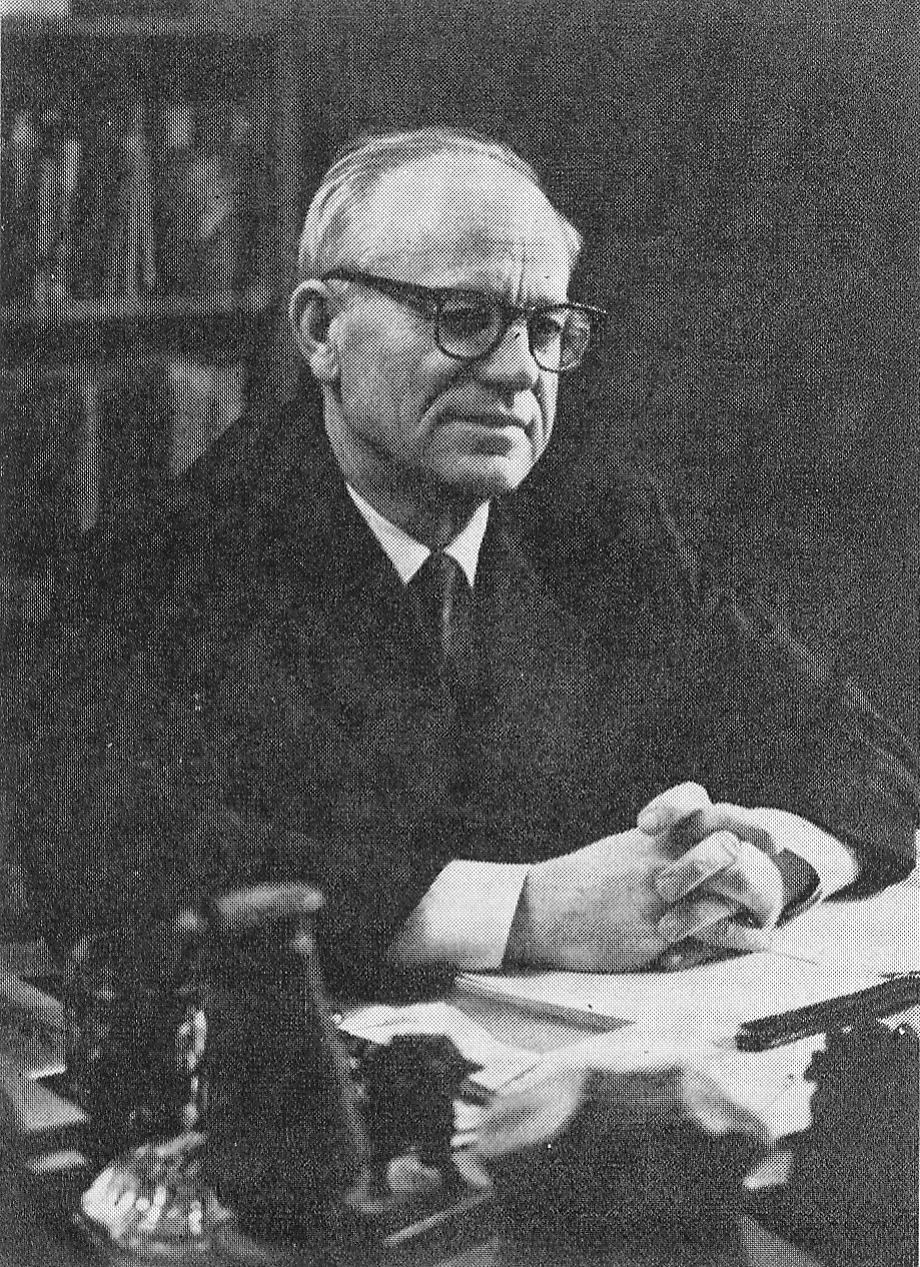 Пятрусь Броўка за рабочым сталом (1965). Крыніца ілюстрацыі: Успаміны пра Петруся Броўку / [складанне і заўвагі Р. Шкрабы]. – Мінск, 1986. – Франтыспіс.