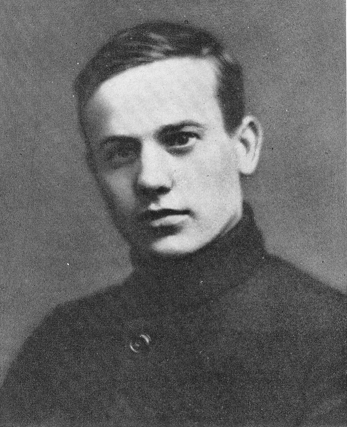 Пятрусь Броўка – загадчык аддзела Полацкага акруговага камітэта камсамола (1926). Крыніца ілюстрацыі: Успаміны пра Петруся Броўку / [складанне і заўвагі Р. Шкрабы]. – Мінск, 1986. – Уклейка паміж с. 64–65.