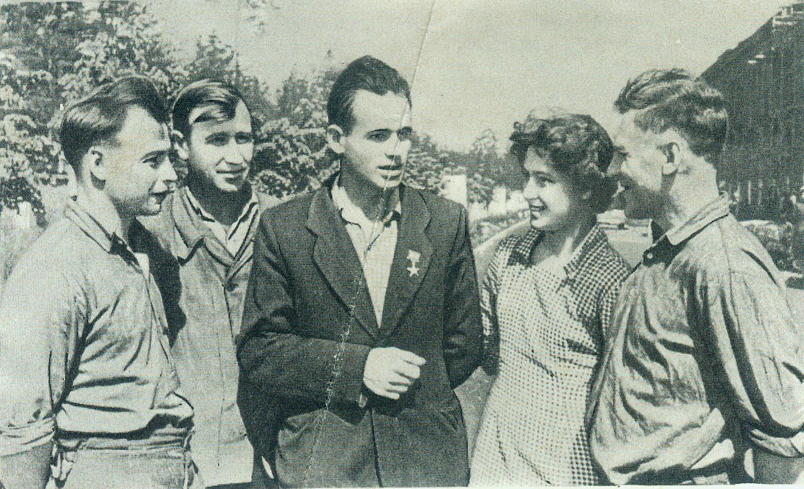 Ф.П. Алексеевич делится с товарищами впечатлениями о своей поездке в Москву на Всесоюзное совещание передовиков соревнования за звание бригад и ударников коммунистического труда. Источник иллюстрации: Машину поймешь ― далеко пойдешь : [о работе оператора на Минском подшипниковом заводе] / Ф. П. Алексеевич. – Минск, 1960. – 1 л. (сложенный в 8 с.)