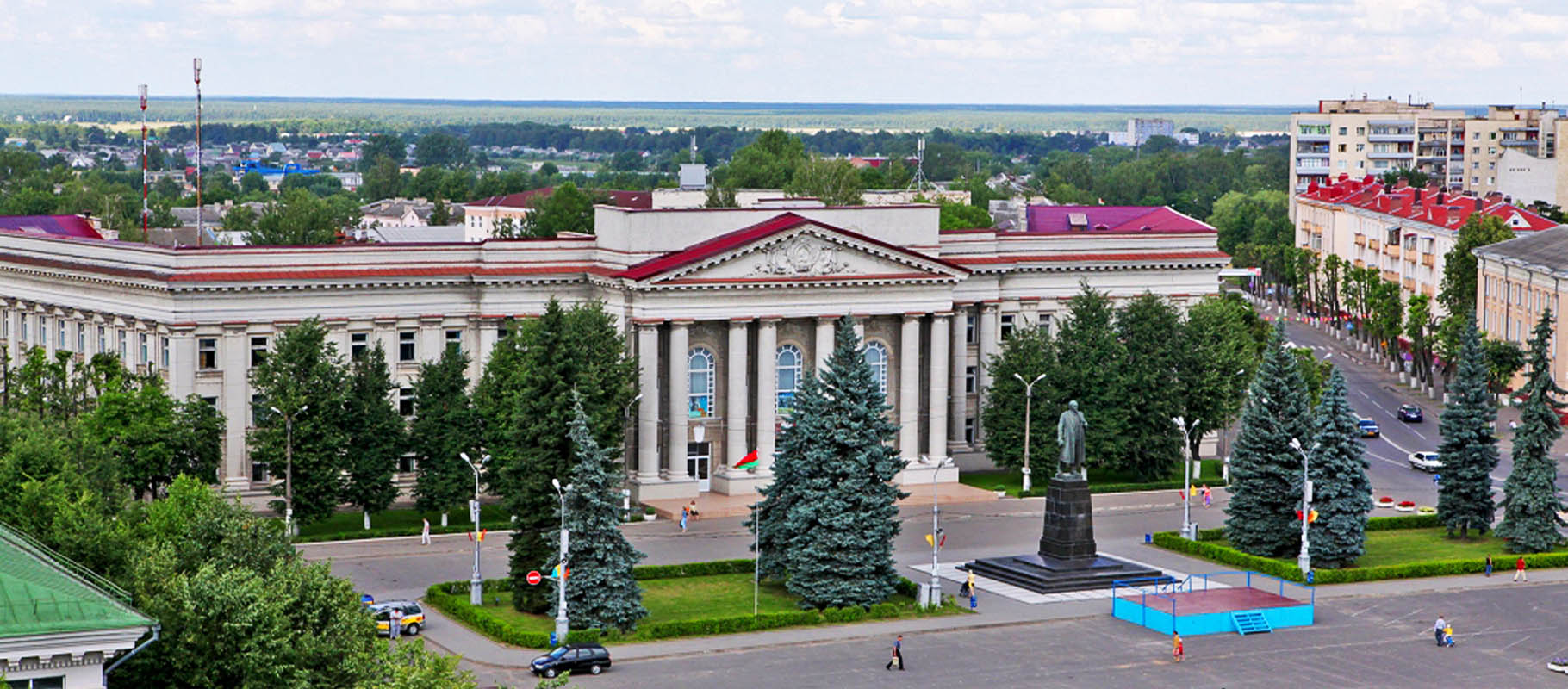 Здание Молодечненского государственного политехнического колледжа (ранее здание Молодечненского обкома и горкома КПБ). Источник иллюстрации: https://adukar.com/by/company/88