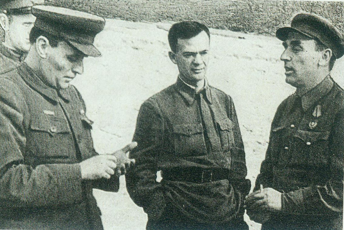 В штабе партизанского движения (справа налево – В.В. Корш-Саблин, И.П. Ганенко, П.З. Калинин, 1944). Источник иллюстрации: Кинолента длиною в жизнь : очерк творческой биографии народного артиста СССР кинорежиссера В. В. Корш-Саблина / Е. Л. Бондарева. – Минск, 1980. – [С. 14].